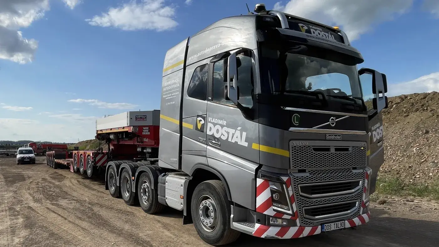 Tahač Volvo s podvalníkem Goldhofer v barvách firmy